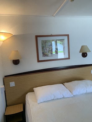 Standard Room, 1 Double Bed | Desk, WiFi, bed sheets