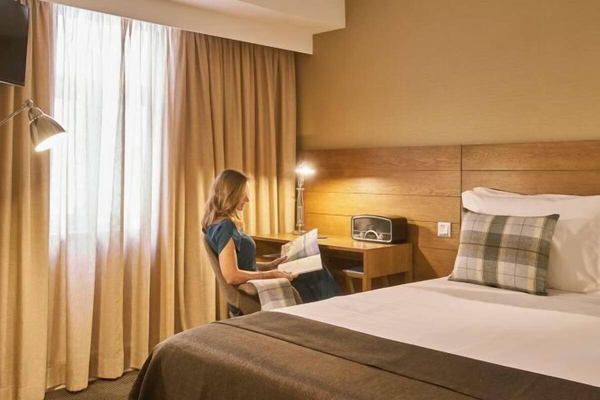 Roupas de cama antialérgicas, frigobar, cofres nos quartos, escrivaninha