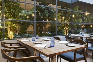 Serveert ontbijt, lunch, diner, Italiaanse gerechten