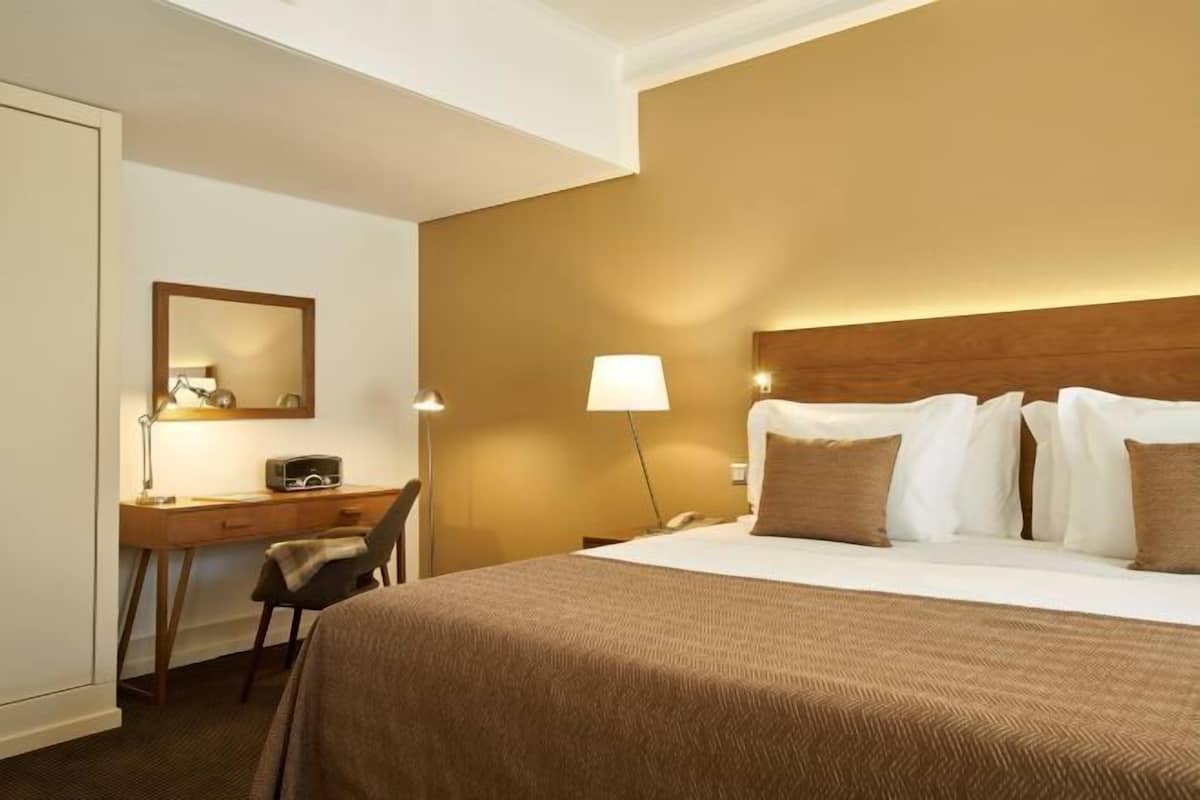 Roupas de cama antialérgicas, frigobar, cofres nos quartos, escrivaninha