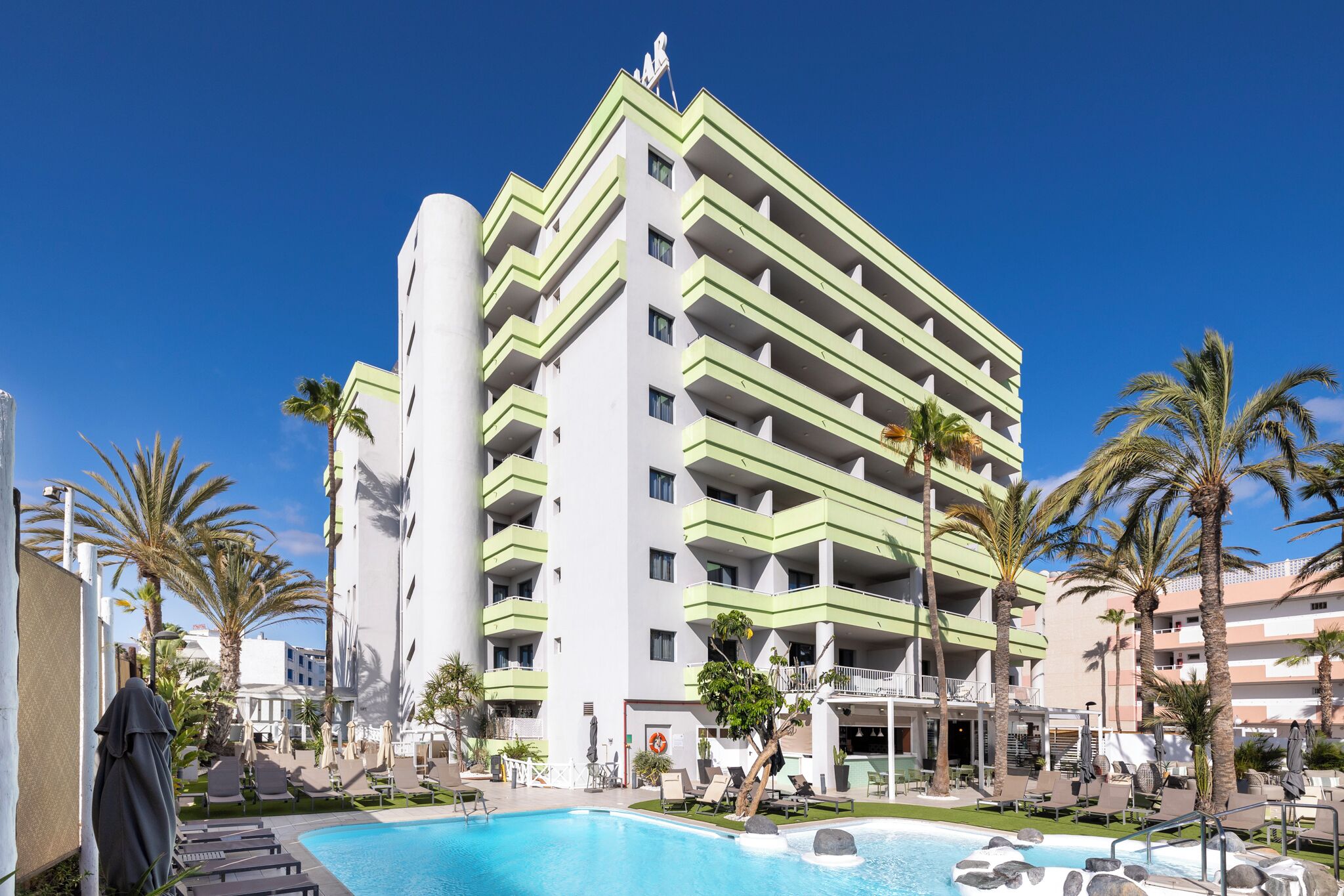 outdoor pool, open 10 am to 6 pm, pool loungers