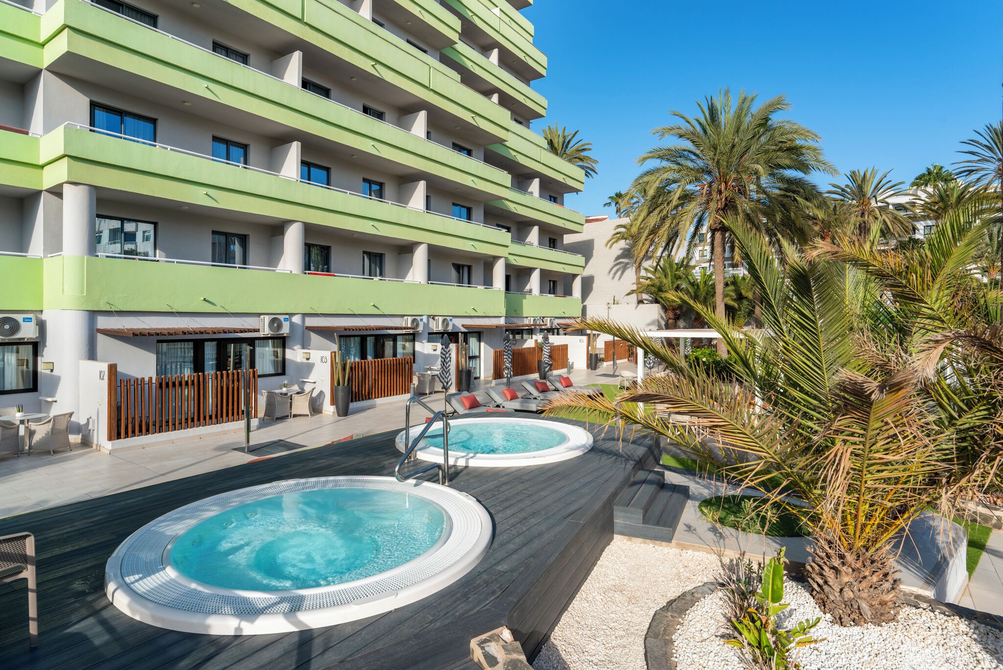 outdoor pool, open 10 am to 6 pm, pool loungers