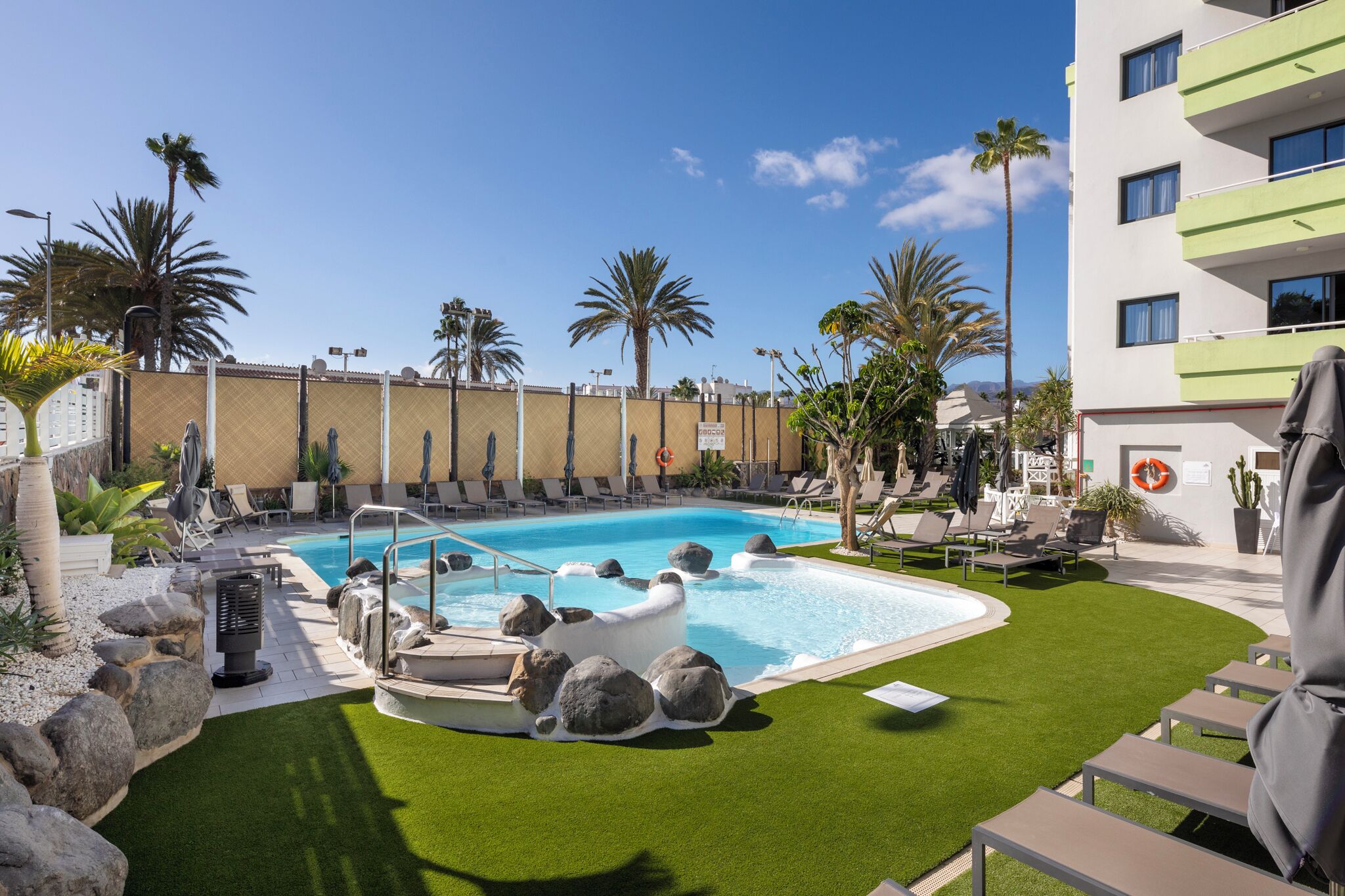 outdoor pool, open 10 am to 6 pm, pool loungers