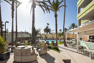 Una piscina al aire libre (de 10:00 a 18:00), tumbonas