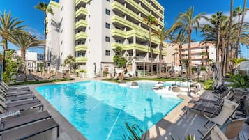 Piscina all'aperto, con ingresso dalle 10:00 alle 18:00, lettini