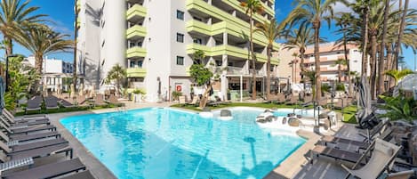 Utomhuspool med öppettider 10.00 till 18.00, och solstolar
