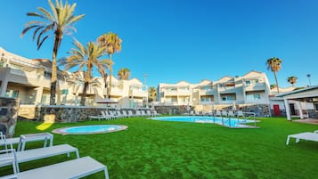4 piscine all'aperto, lettini