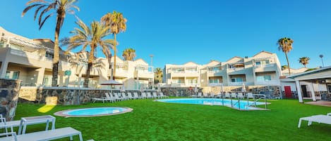 4 piscines extérieures, chaises longues