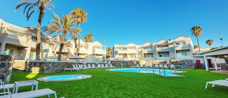 4 piscinas al aire libre, tumbonas