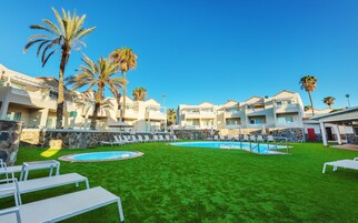 4 outdoor pools, pool loungers