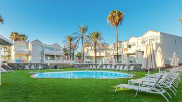 4 Außenpools, Liegestühle