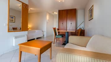 Habitación doble, 1 cama Queen size, vista al mar | Área de sala de estar | Televisión de 32 pulgadas con canales digitales