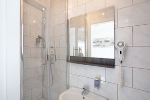 Doppia Economy | Bagno | Asciugacapelli, asciugamani, carta igienica