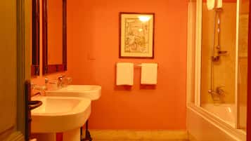 Regadera, amenidades de baño gratuitas, secadora de cabello, batas