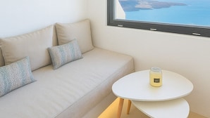 1 Sunset Suite with Sea View | セーフティボックス (室内)、デスク、防音設備、アイロン / アイロン台