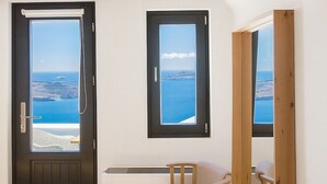 1 Sunset Suite with Sea View | セーフティボックス (室内)、デスク、防音設備、アイロン / アイロン台