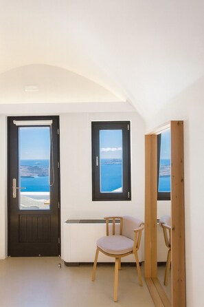 1 Sunset Suite with Sea View | In-room safe, individually decorated, individually furnished, desk - Chic Hotel Santorini (Santorini)