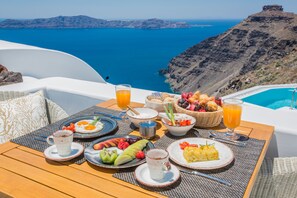 Free daily continental breakfast - Chic Hotel Santorini (Santorini)
