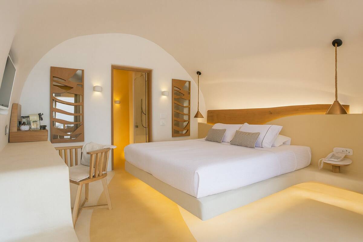 3 Deluxe Cliff Cave Suite (Indoor Massage Pool) | In-room safe, desk, soundproofing, iron/ironing board (on request)