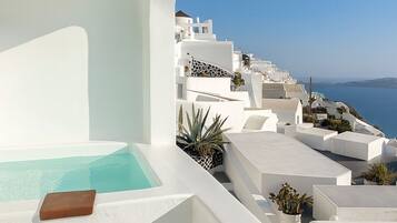 7 Deluxe Private Caldera Sea View Suite (Outdoor Massage Pool) | Balcony view