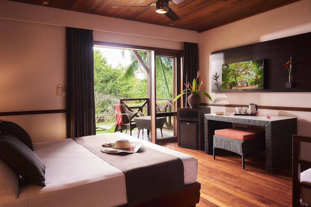 Bungalow (Tropical) | Safe på rommet, lydisolert, strykejern/-brett og wi-fi (inkludert)