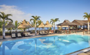 2 piscinas al aire libre, sombrillas, sillones reclinables de piscina