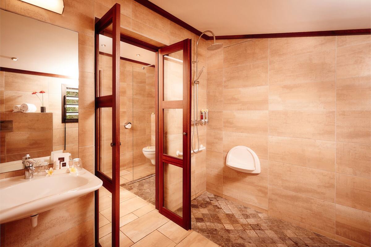 bungalow, kitchenette | bathroom shower