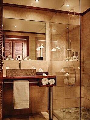 Room (Guetali) | Bathroom | Hair dryer, towels, soap, shampoo - Iloha Seaview Hotel (Saint-Leu)