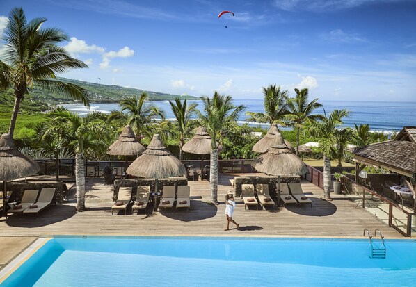 2 piscinas al aire libre, sombrillas, sillones reclinables de piscina