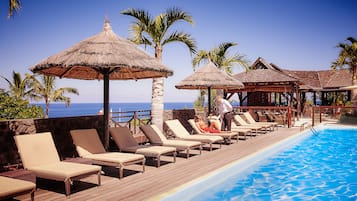 2 piscinas al aire libre, sombrillas, sillones reclinables de piscina