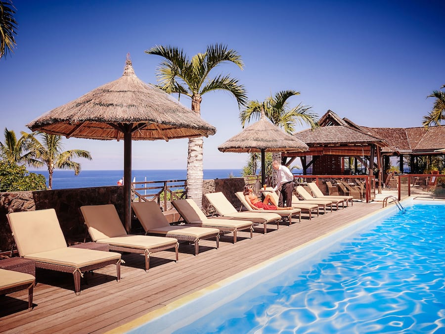 2 piscine all'aperto, ombrelloni da piscina, lettini