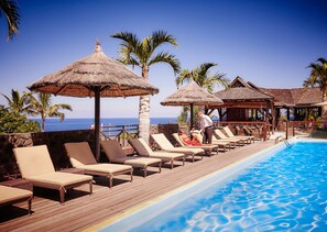 2 utendørsbassenger, bassengparasoller og solsenger