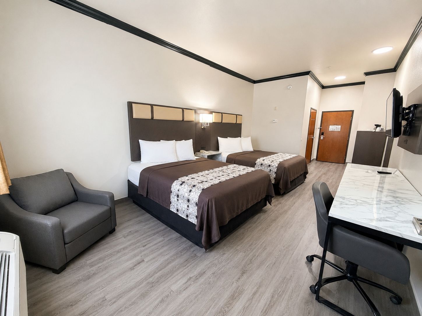Habitación estándar, 2 camas Queen size, para no fumadores | Escritorio, tabla de planchar con plancha y cunas gratuitas 