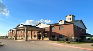 Front of property - Velkommen Inn (Clifton)