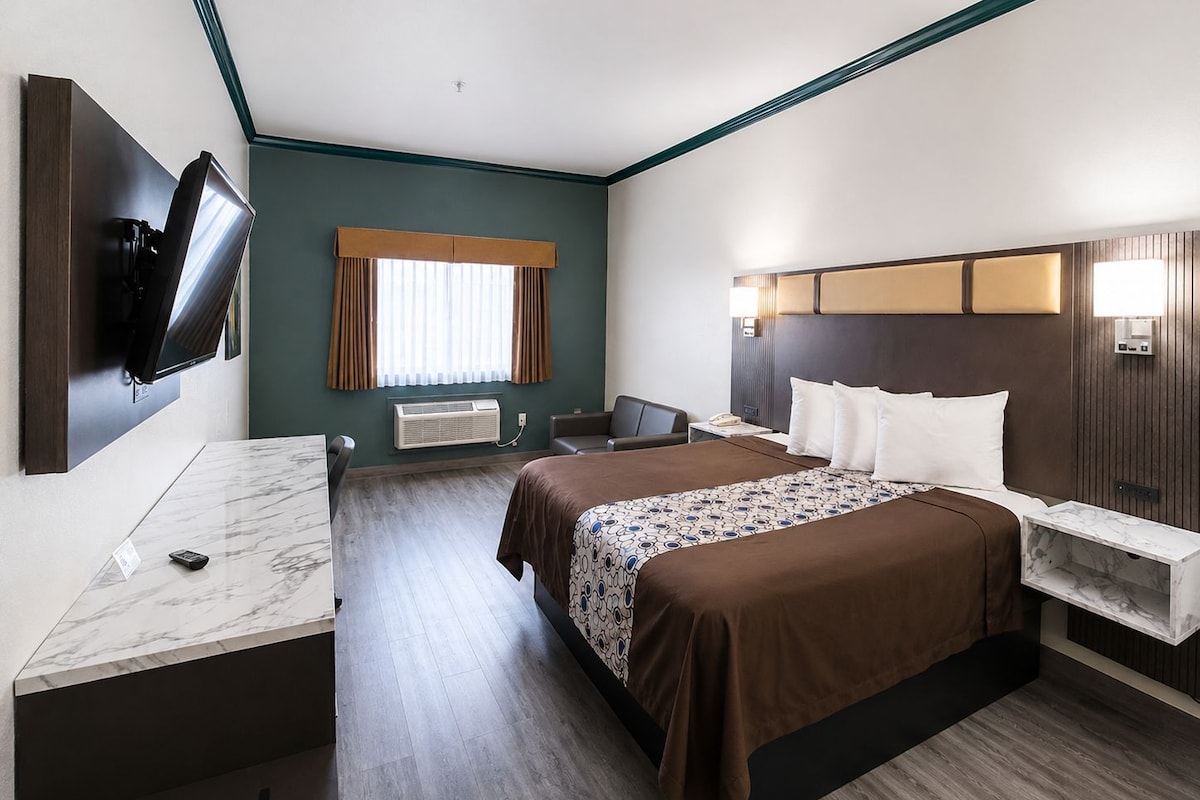 Standard Room, 1 King Bed, Non Smoking | Desk, iron/ironing board, free cots/infant beds, rollaway beds