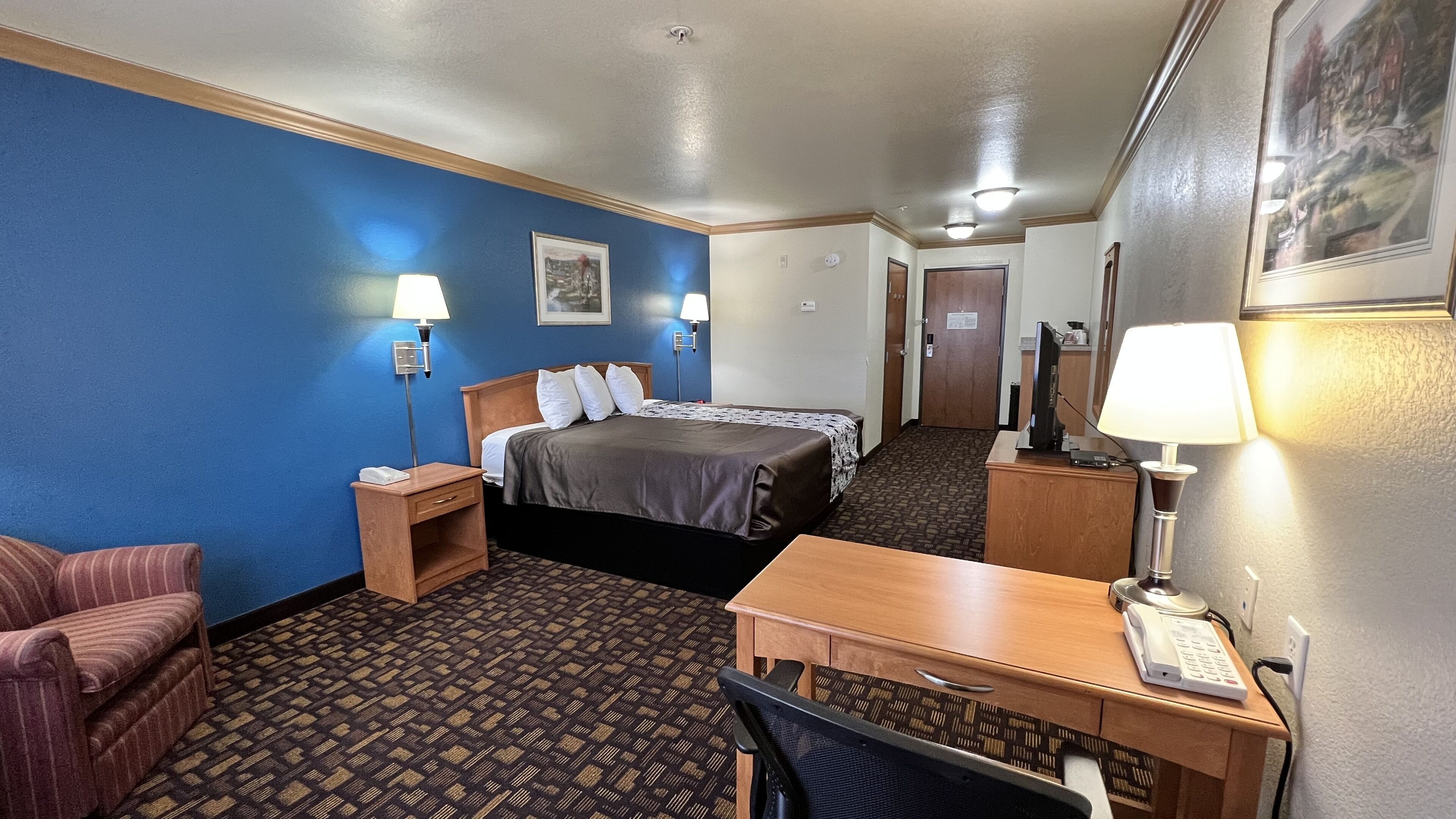 standard room, 1 king bed, non smoking | desk, iron/ironing board, free cots/infant beds, rollaway beds