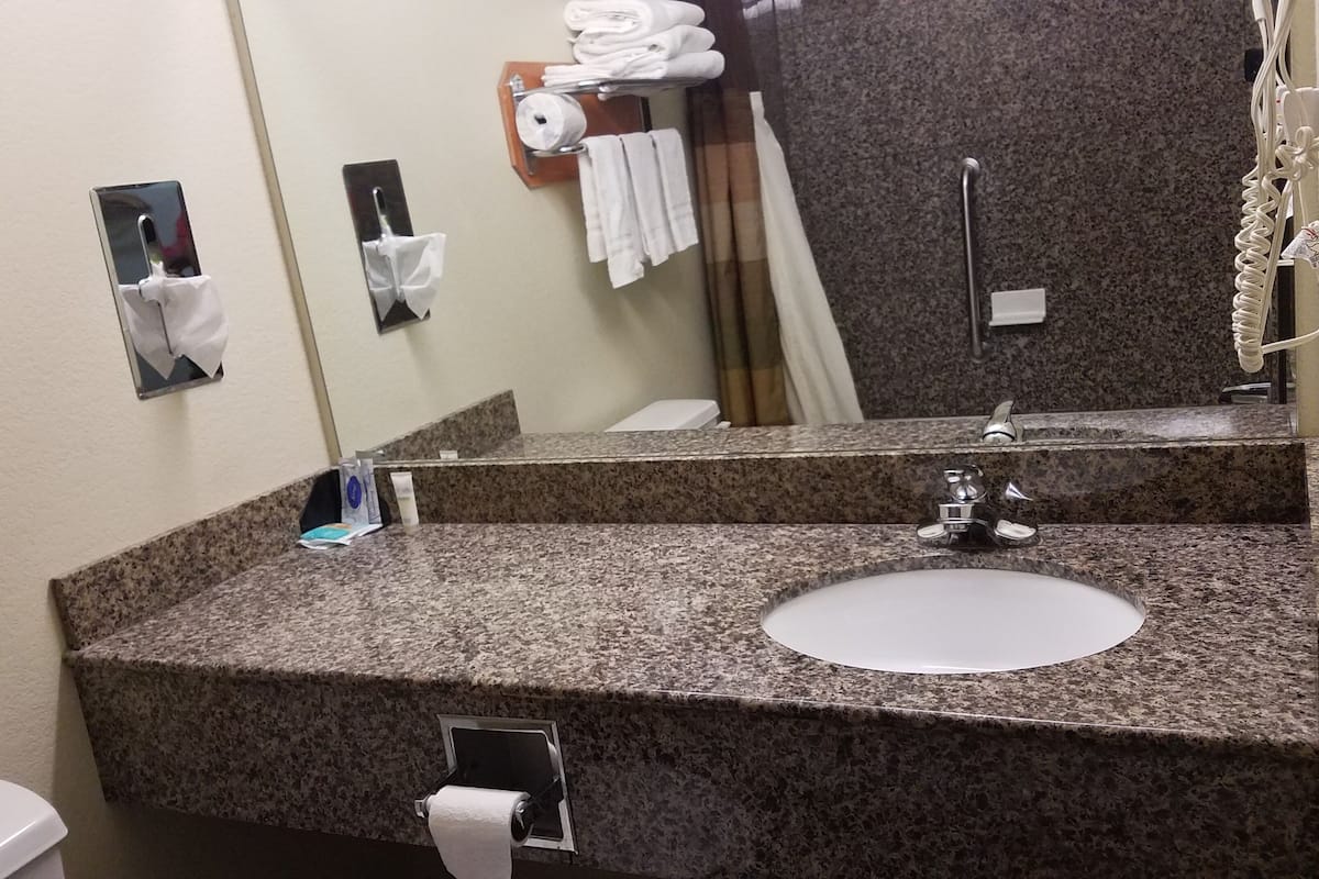 shower, free toiletries, towels