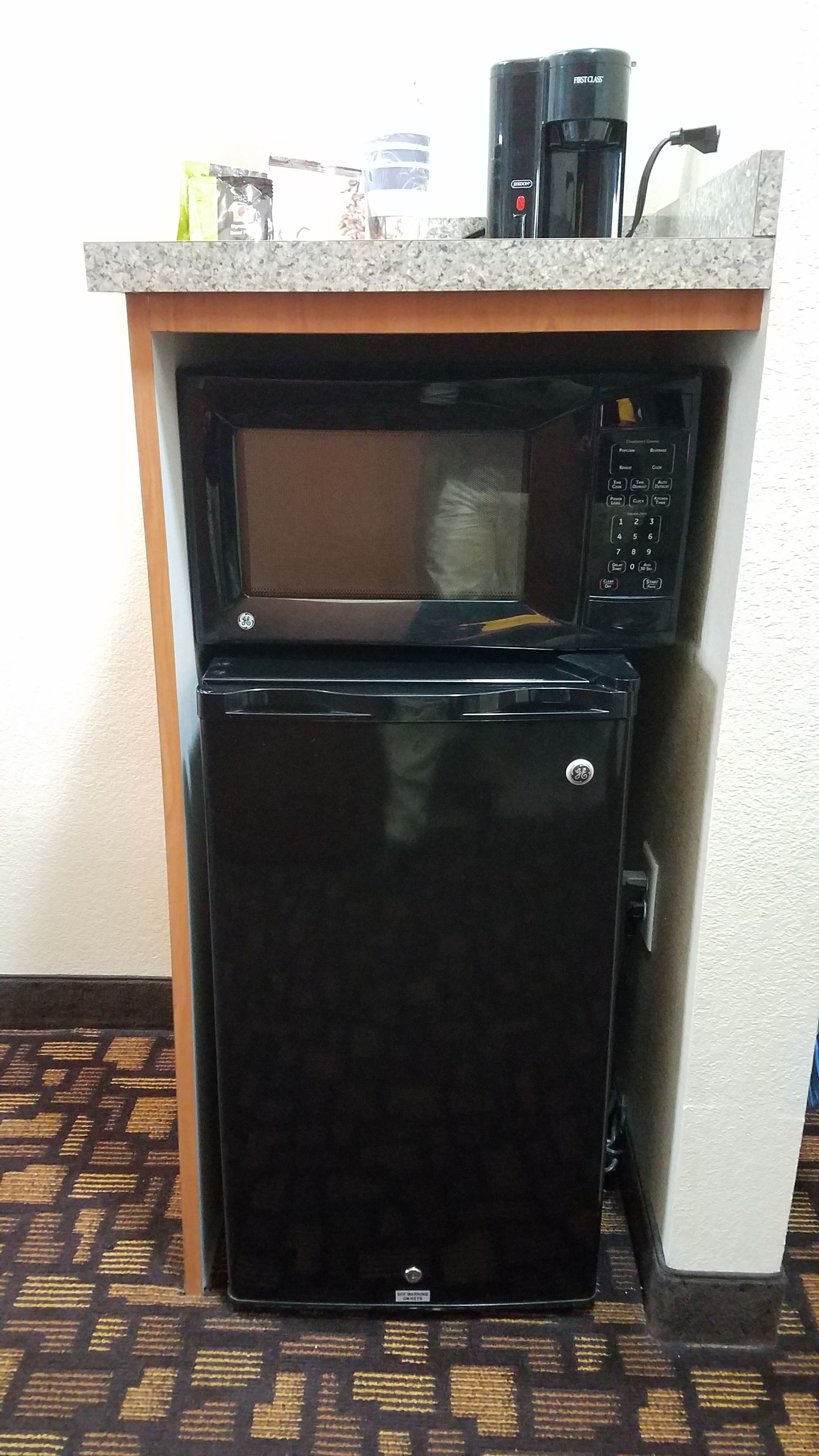 standard room, 1 king bed, non smoking | desk, iron/ironing board, free cots/infant beds, rollaway beds