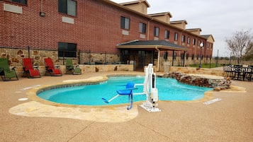 Una piscina al aire libre