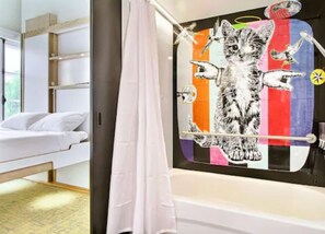 Room | Bathroom | Rainfall showerhead, free toiletries, towels - Hôtel Atypiq (Québec City)