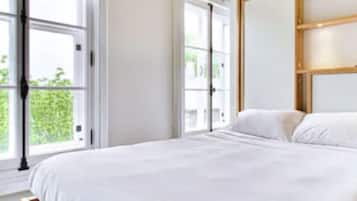 Ropa de cama de alta calidad, minibar y decoraciĂłn personalizada