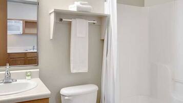 Combined shower/tub, towels