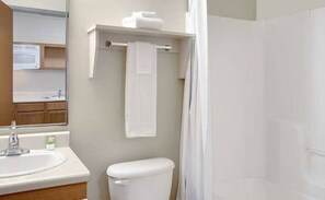 Kombinasi shower/bathtub dan handuk