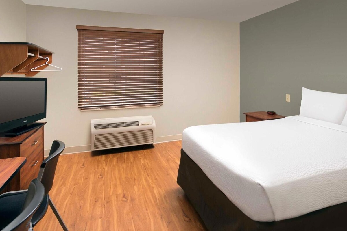 Free WiFi, alarm clocks, bed sheets