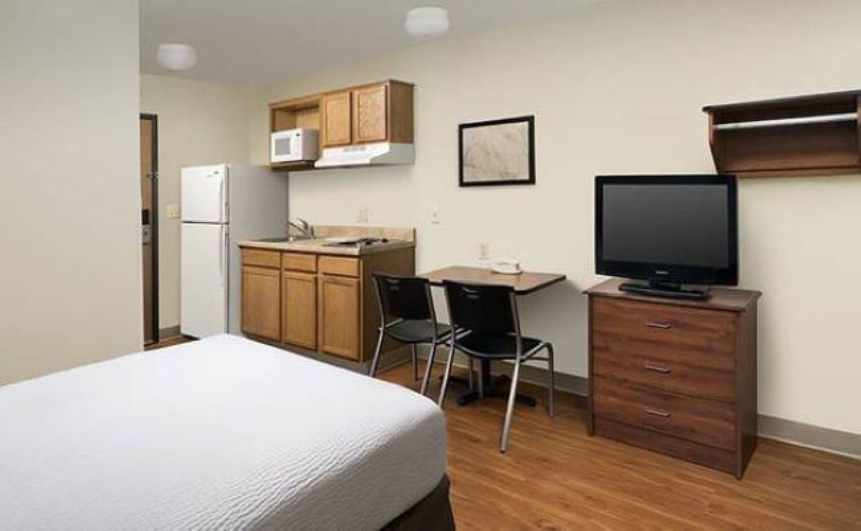 Free WiFi, bed sheets, alarm clocks
