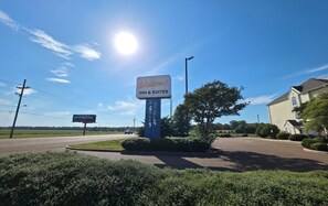 Property entrance - Welcome Inn & Suites (Robinsonville)