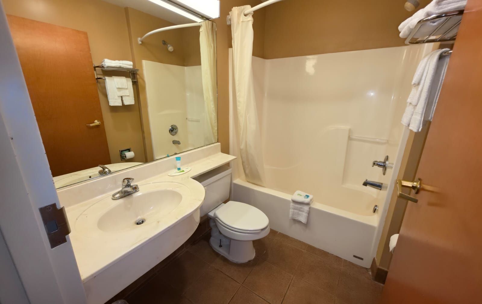 Baño con lavabo, inodoro y zona de ducha.