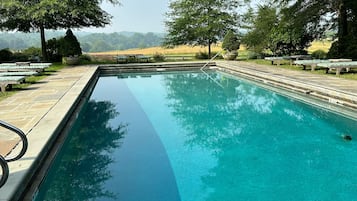 Piscine extérieure (ouverte en saison), chaises longues