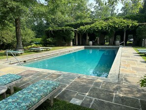 Una piscina al aire libre de temporada (de 09:00 a 20:00), tumbonas
