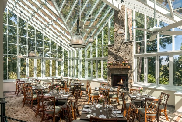 2 restaurantes; se sirven desayunos y cocina local e internacional 